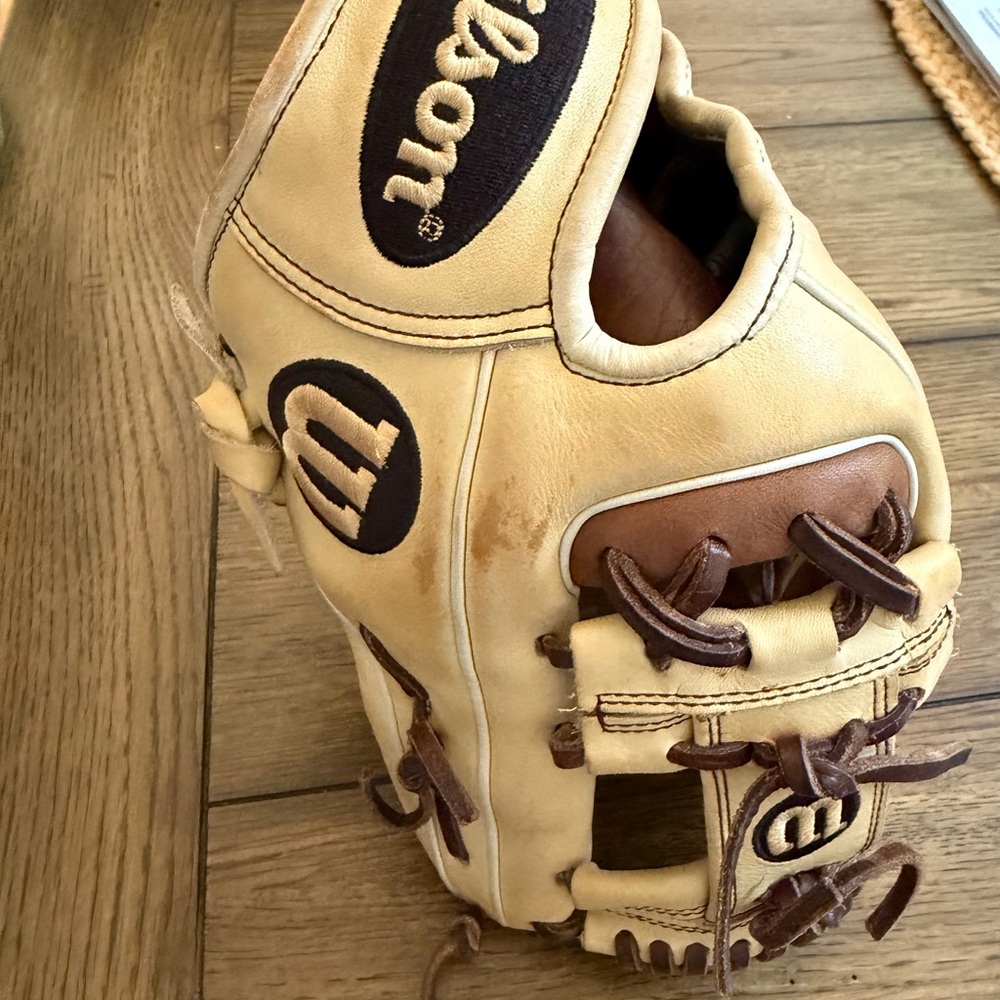 Wilson Cream Baseball Glove with Brown Laces A2000 11.5 in-field glove